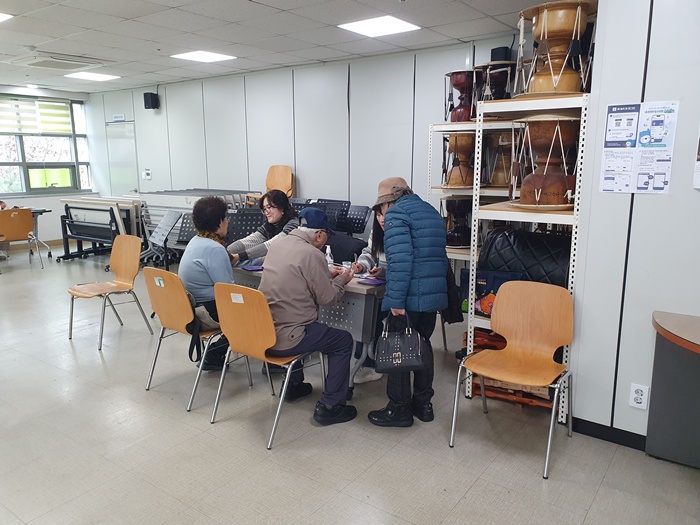 2. 건강상담서비스를 이용하고 있는 시민들 - 복사본.jpg