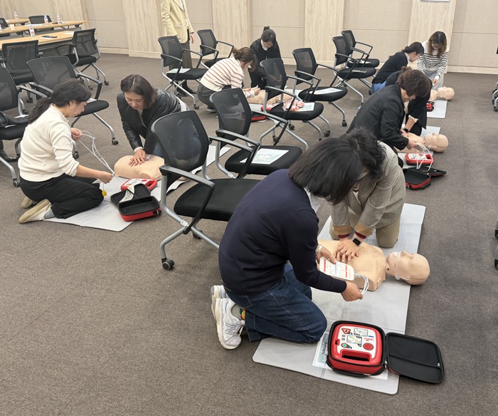 2. 교육 참석자들이 가슴압박소생술 실습에 참여하고 있다..jpg