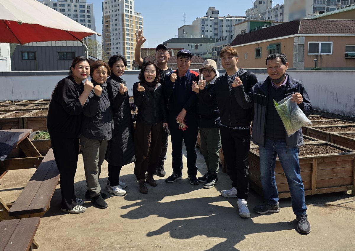 2.3.사래울텃밭사랑봉사단 단체사진.JPG