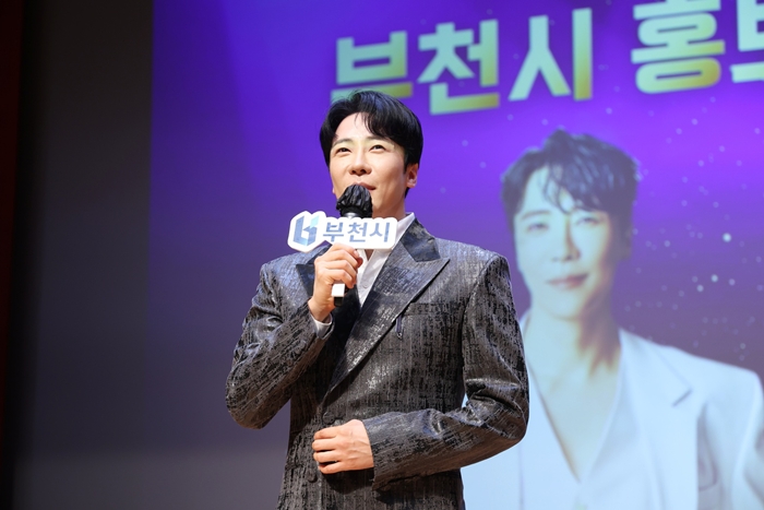 2-1. 지난해 부천시 홍보대사 위촉식에서 기념 무대를 하는 에녹 모습.jpg