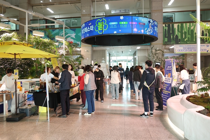 2-2. 부천시청 1층 로비에서 중증장애인생산품 전시 · 체험 행사를 열고 있다.jpg