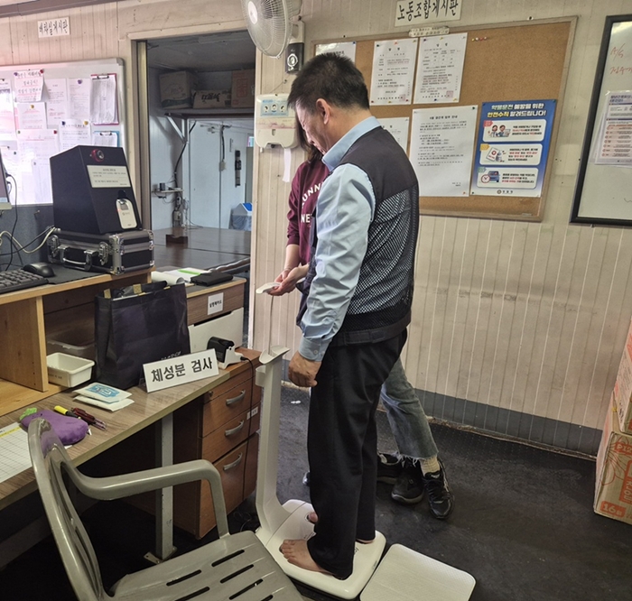 1. ‘직장IN 건강ON’ 프로그램 참여 시민이 체성분 검사를 하고 있다.jpg