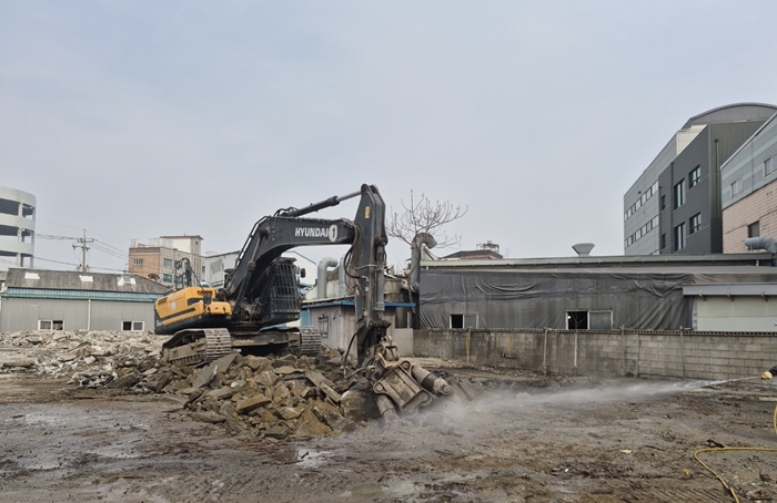 1. 공사장에서 살수 작업을 통해 비산먼지 발생을 저감하고 있다.jpg