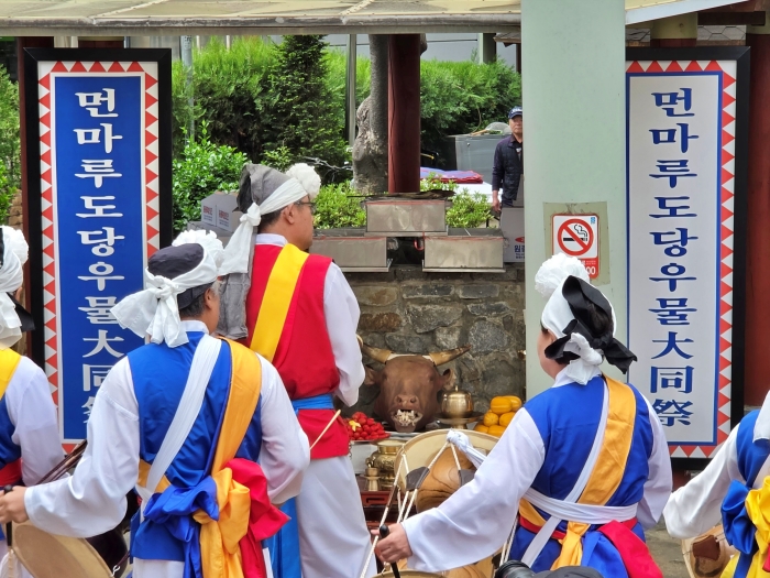 1-2. 먼마루도당우물대동제 풍물패 제례 봉행 사진.jpg