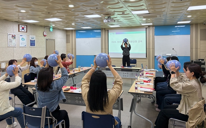 1-1. 통합건강돌봄센터 운동지도사가 방문간호사를 대상으로 교육하고 있다.jpg