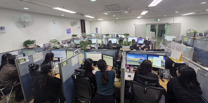 3-2. 콜센터 1일 체험 참가자들이 상담사와 동석 체험을 하고 있다.jpg