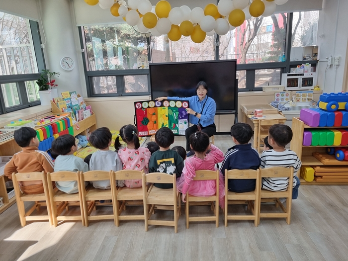 3. 어린이 건강지킴이 영양교육을 받는 아동들.jpg