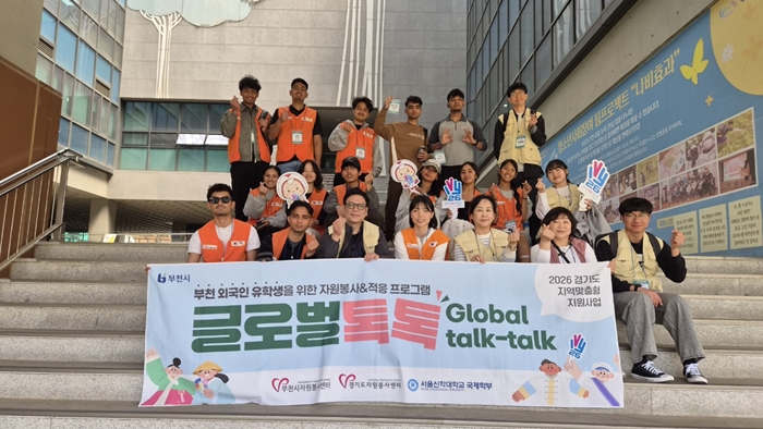 3-3. 참여자들과 전체 기념 촬영을 하고 있다.jpg