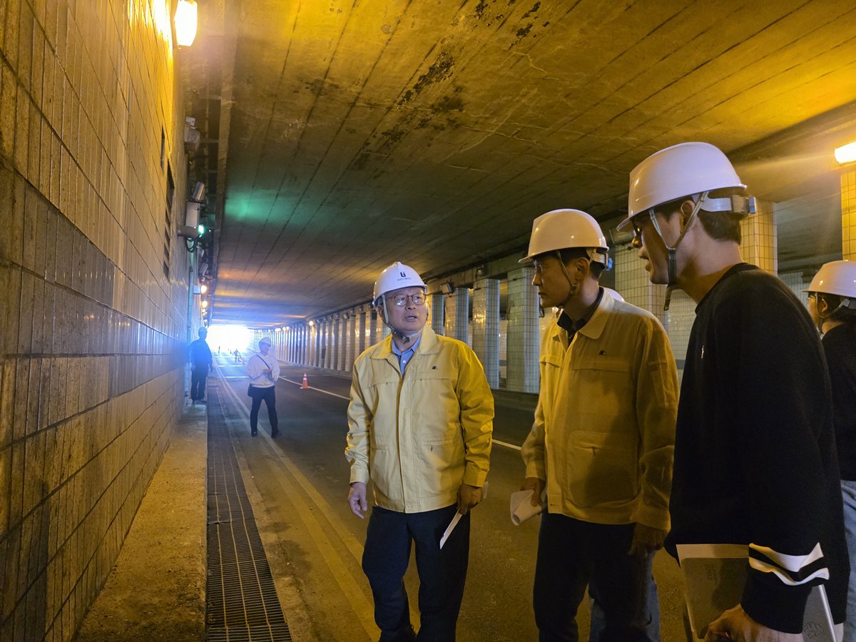 1.1. 김원경 원미구청장이 상동지하차도를 점검을 하고 있다..jpg