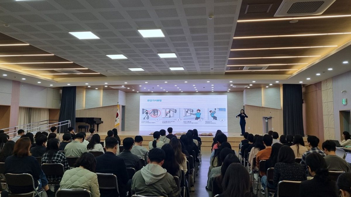 1.2. 완강기 사용법에 대해 강의하고 있다.jpg