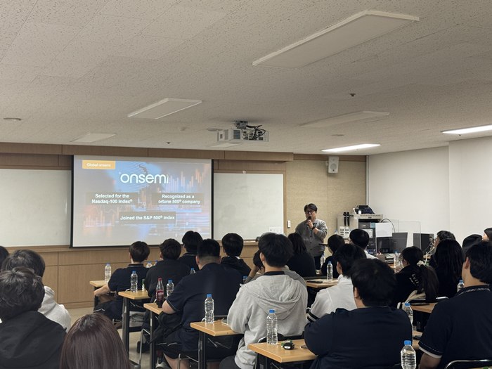 1. 채용설명회에 참여한 학생들이 설명을 듣고 있다.JPG