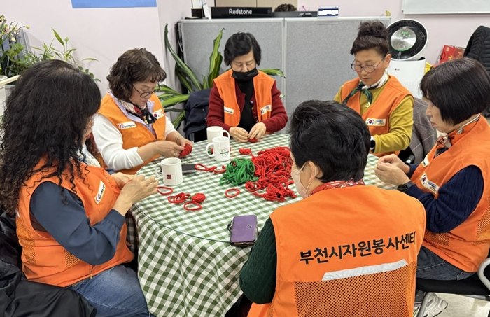 6-1. 우리동네봉사단 자원봉사자들이 카네이션을 만들고 있다.jpg