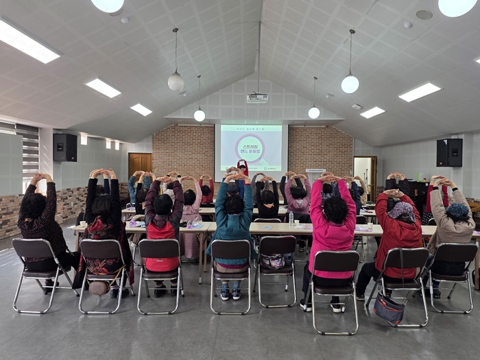 6-1. 어르신들이 ‘브라보 실버 라이프’ 프로그램에서 신체활동 교육을 받고 있다 - 복사본.jpg