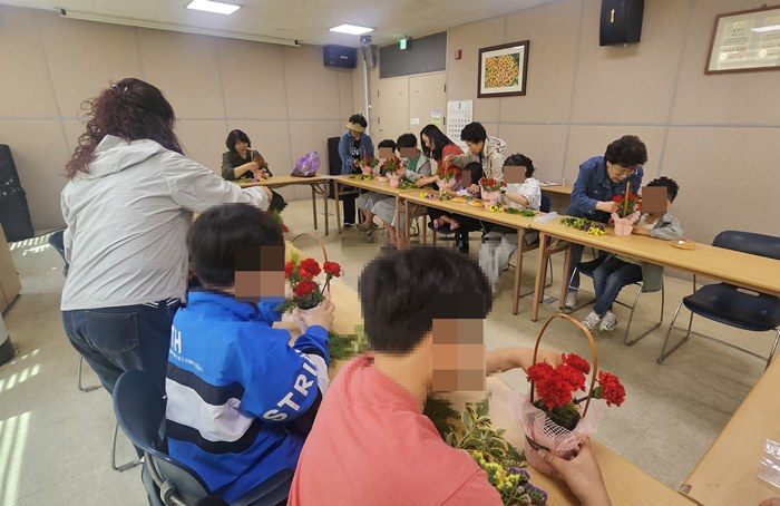 1-1. 아동들이 카네이션 바구니를 만들고 있는 모습.jpg