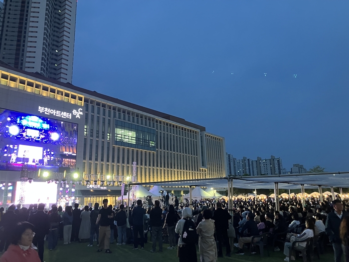 1. 시민들이 시청 잔디광장에서 개막식을 관람하고 있다.jpg