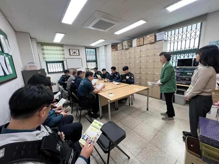 2. 바로희망팀이 지원체계 설명과 주요 사례를 공유하고 있다.jpg