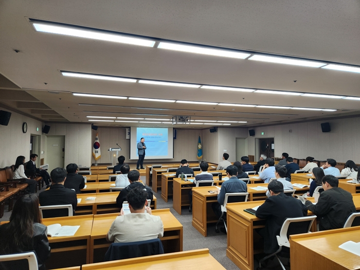 1. 부천시 소속 실무 직원들이 ‘공공갈등관리 역량 강화 교육’을 듣고 있다.jpg