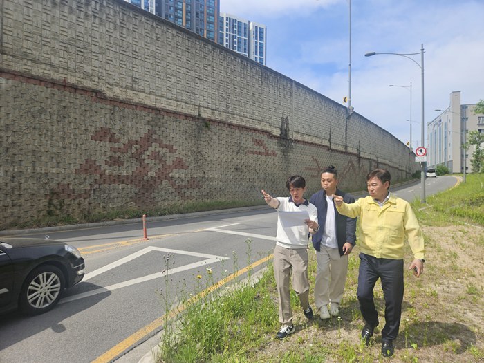1-1. 홍기화 소사구청장이 정밀안전진단 용역사 관계자들과 함께 계수교 시설물 상태를 면밀히 점검하고 있다.jpg