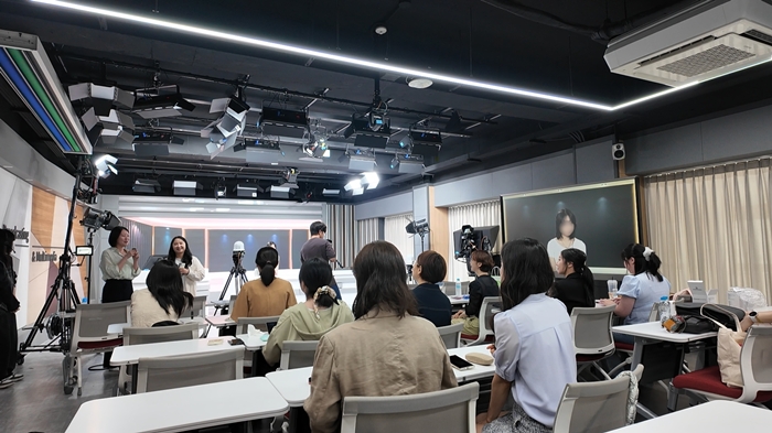 2. 유한대학교 스튜디오에서 실습 교육을 진행하는 모습.jpg