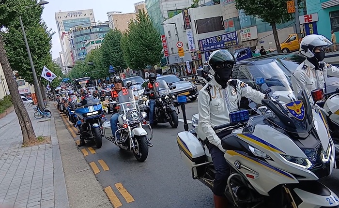 2. ‘베스트 라이더’가 안전 문화 확산을 위한 시가행진을 하고 있다.jpg