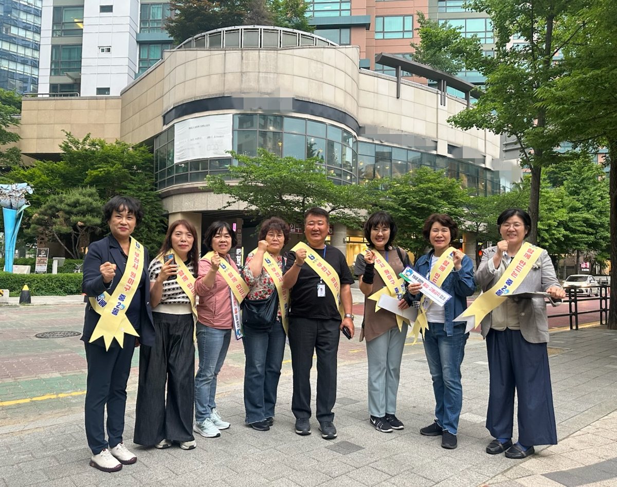 1.1. 중2동 청소년지도위원회는 지난 19일 상가 밀집 지역을 중심으로 청소년 유해환경 개선 활동을 펼쳤다.jpg