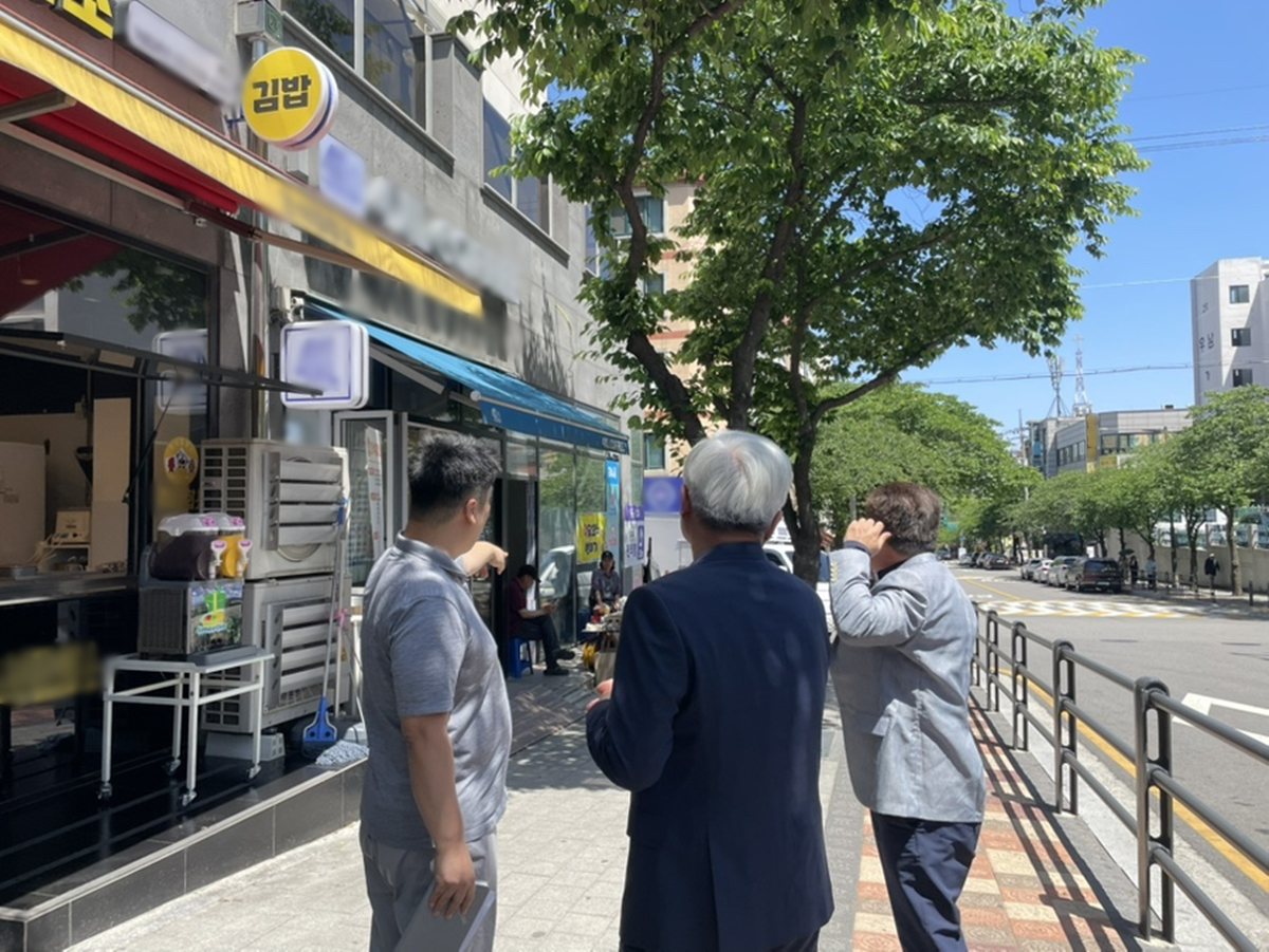 1.1. 김원경 원미구청장이 도로변 노점 단속 실시 현장을 점검하였다..jpg