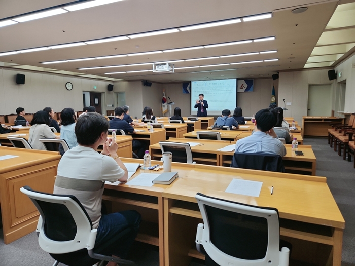 2. 법제처 조정필 법제교육과장이 ‘행정의 실효성 확보 수단’을 주제로 법무교육을 하고 있다.jpg