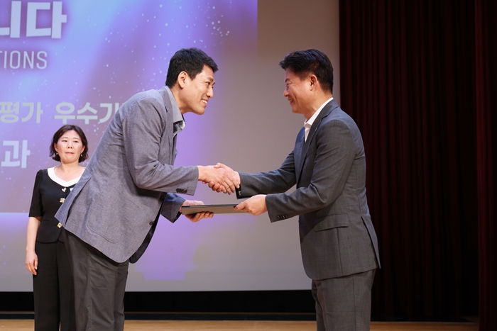 1-2. 장관 표창 수상자들이 단체기념 촬영을 하고 있다.jpg