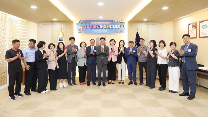 1-3. 조용익 시장과 퇴직공무원, 관계자들이 단체 기념사진을 촬영하고 있다.jpg