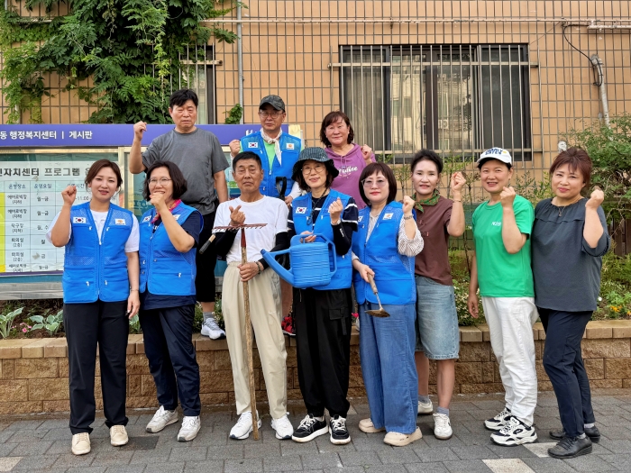 3-2. 성오로 일대 화단 정비 활동 후 기념촬영을 하고 있다..jpg