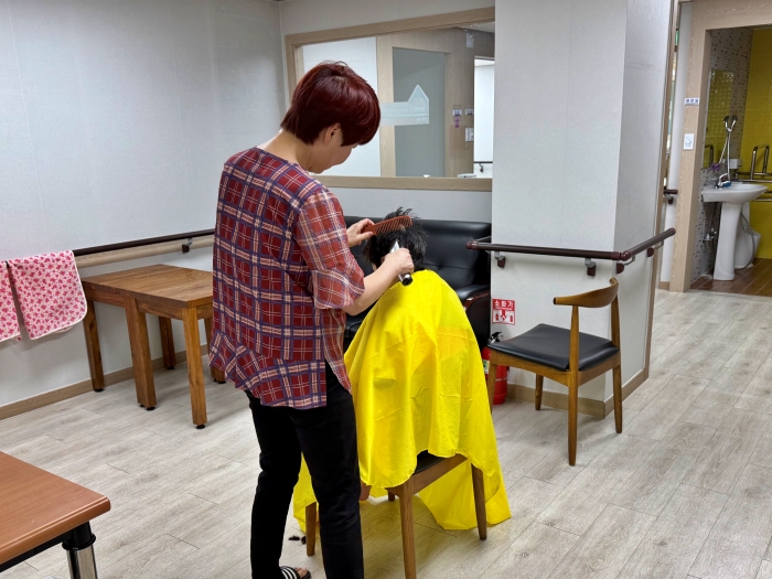 2-1. 마을미용사가 재가복지센터를 방문하여 미용봉사를 하고 있다..jpg