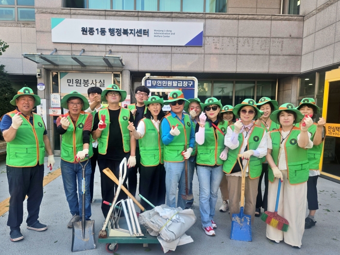 3-1. 원종1동 자율방재단 빗물받이 정비 단체 사진.jpg