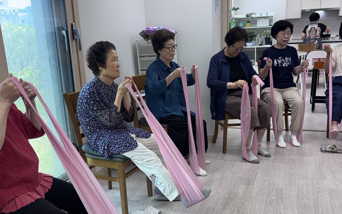 1.2.어르신들이 고무밴드를 활용해 근력운동을 하고 있다.jpg