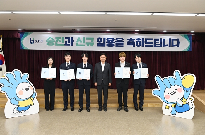 3-2. 조용익 부천시장과 신규 공무원들이 단체 기념 촬영을 하고 있다.jpg