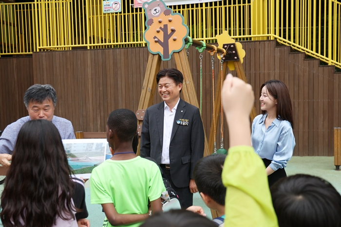 2-2. 부천시장과 어린이들이 현장에서 놀이시설 관련 설명을 듣고 있다.JPG