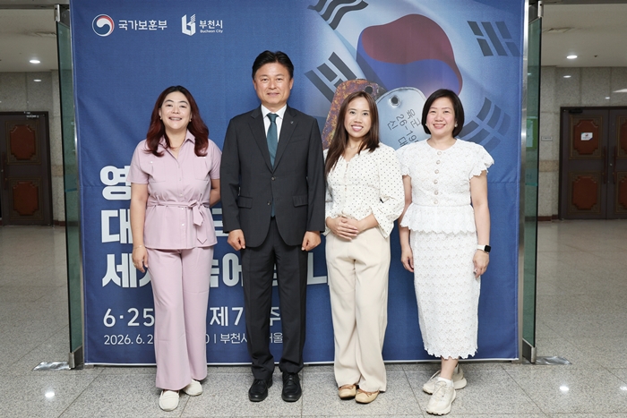 2-1. 조용익 부천시장과 필리핀 발렌수엘라시 공무원.jpg