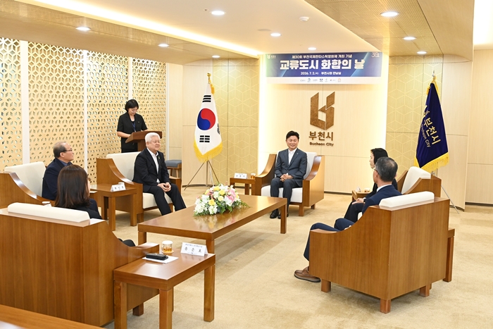 1. 조용익 시장이 교류도시 대표단장과 환담하고 있다.JPG