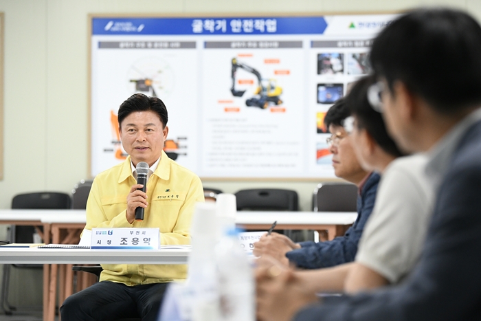 4-1. 지난 1일 조용익 시장은 사업시행자로부터 대장산단 추진 상황을 보고받았다.jpg