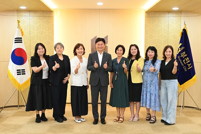 1-2. 조용익 시장과 간담회 참석자들이 단체 기념 촬영을 하고 있다.JPG