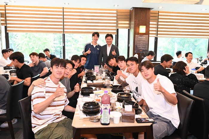 3-1. 조용익 부천시장이 선수단과 사무국 직원들에게 격려의 말을 전하고 있다.jpg