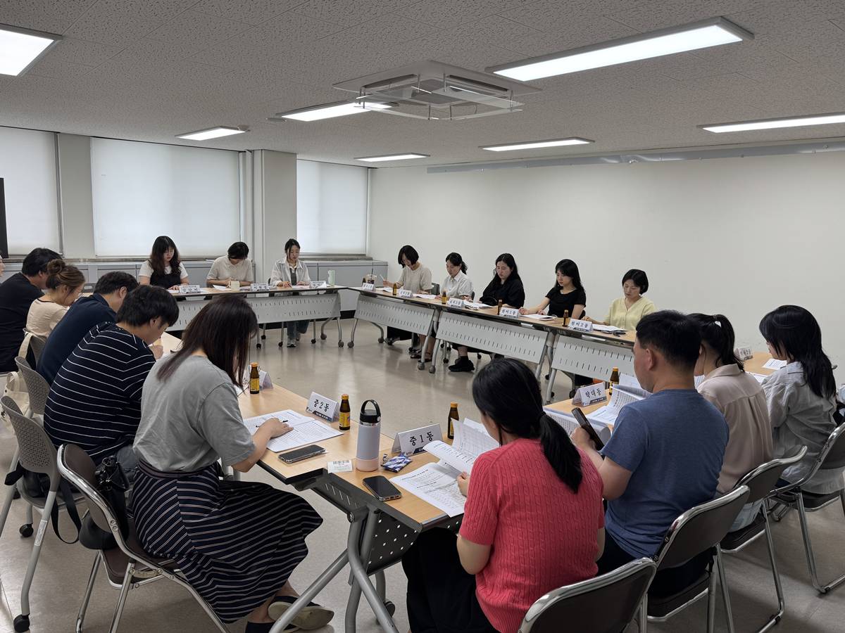 1.2. 담당자들이 동(洞) 간 협력체계 구축 방안에 대해 의견을 나누고 있다.JPG