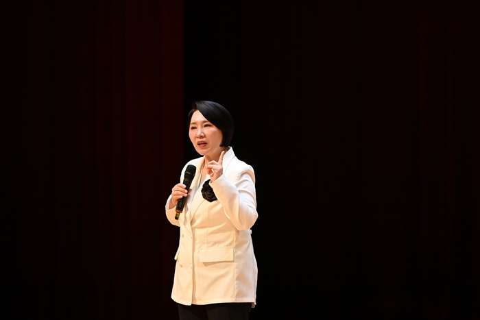 4-3. 강연하는 이호선 교수.JPG