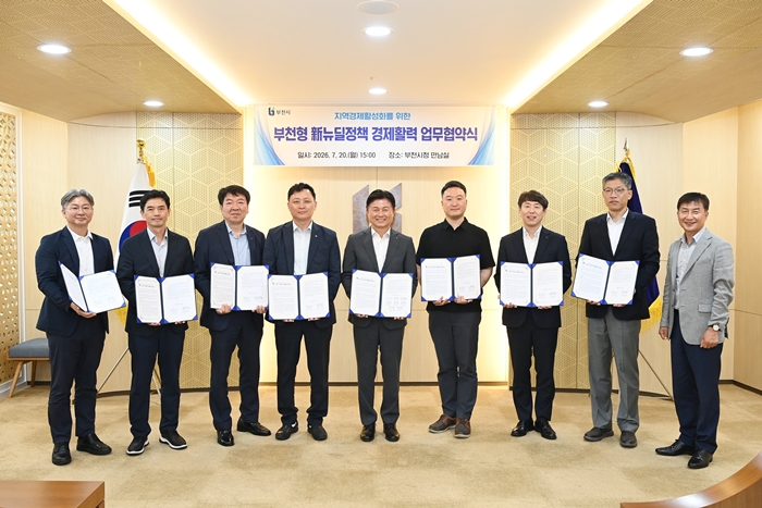 1-2. 조용익 시장(가운데)이 사업 현장 시공사 관계자들과 기념 촬영하고 있다.JPG