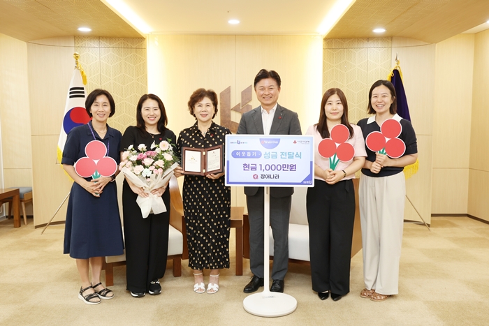 1-1. 장어나라 최순애 대표, 부천시에 성금 1,000만원 전달 사진.jpg