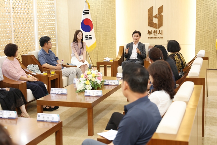 2-2. 조용익 시장이 참여자들과 담소를 나누고 있다.jpg