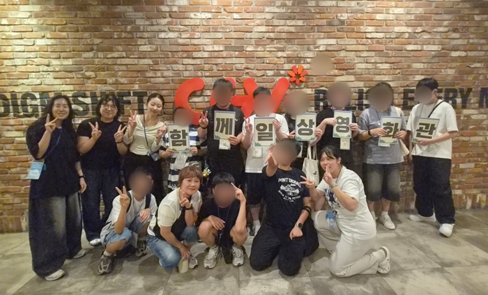 1-2. 영화 관람 후 ‘함께 일상 영화관’ 단체 기념 촬영.jpg