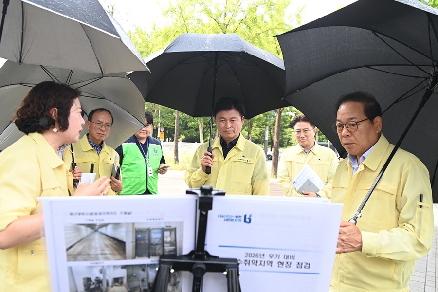 s_조용익 부천시장(가운데)이 5일 송내지하차도 진입차단시설 및 방재시설 현황을 점검했다..jpg