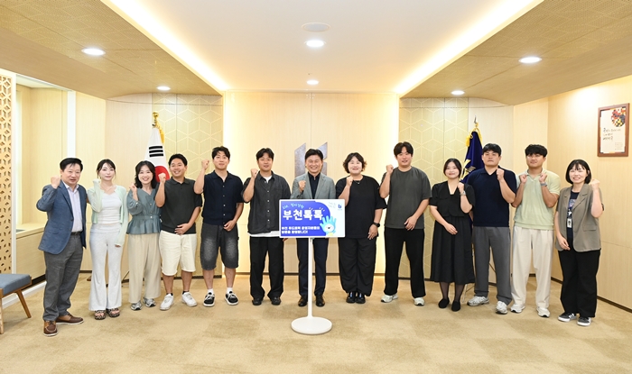 1-1. 조용익 시장과 푸드트럭 운영자들과 기념사진을 촬영하고 있다.JPG