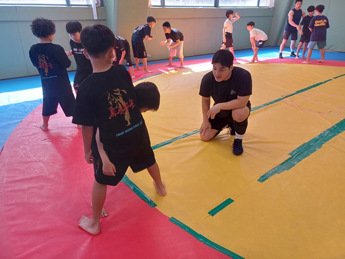 3-2. 부천시청 레슬링부 김현우 선수가 기술 지도를 하고 있다.jpg