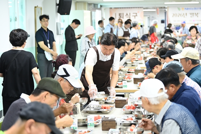 3-1. 조용익 부천시장이 원미노인복지관 경로식당에서 어르신에게 식사를 전달하고 있다.JPG